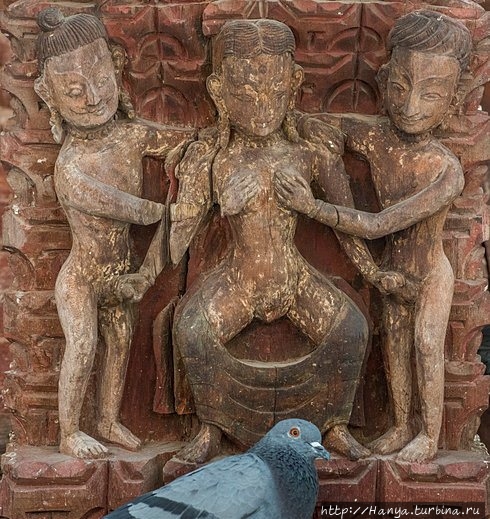 Эротические сценки на резных подпорках храма Джаганнатх. Из интернета Катманду, Непал
