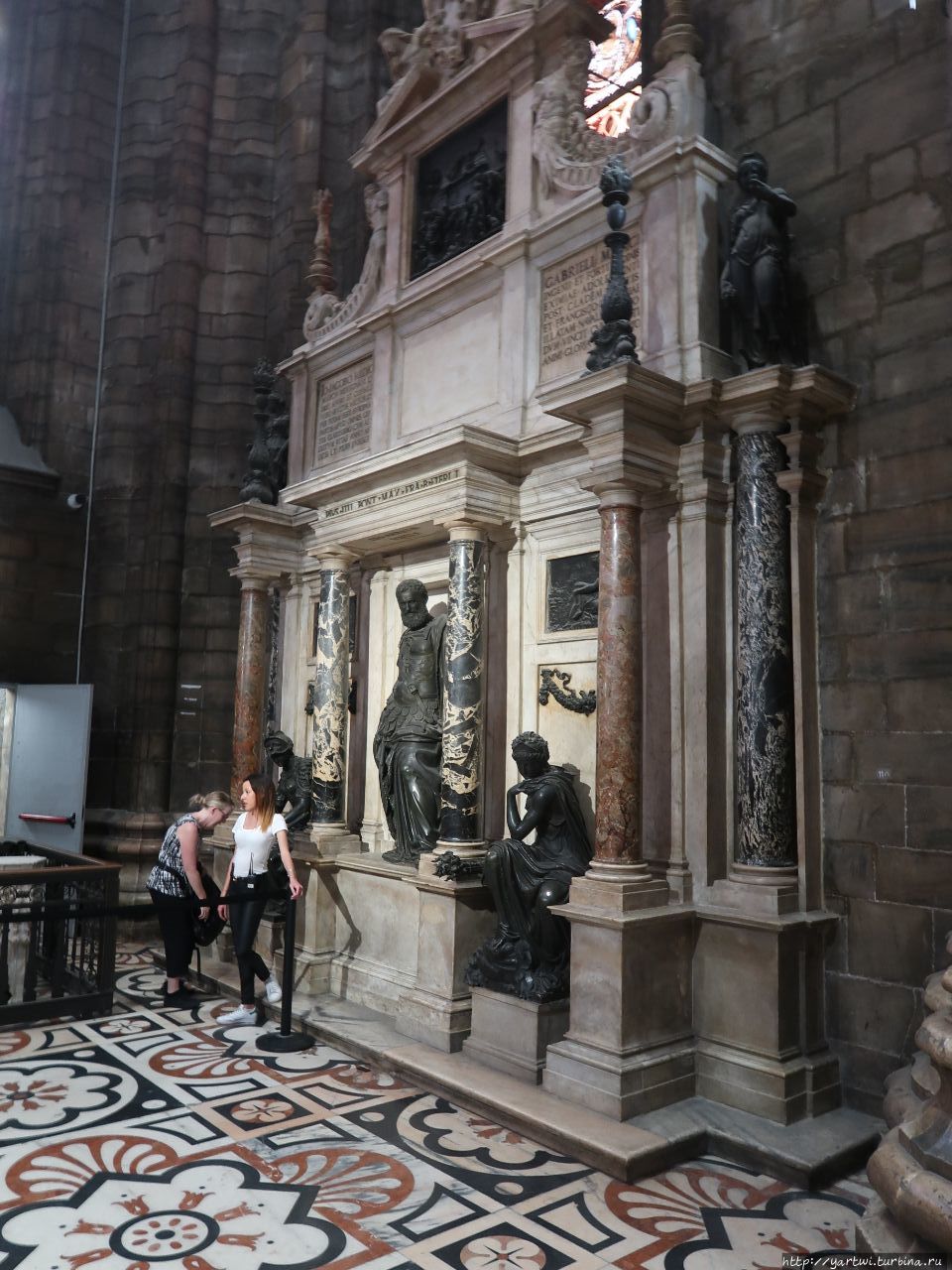 Одних только статуй в соборе насчитывается 3400. Милан, Италия