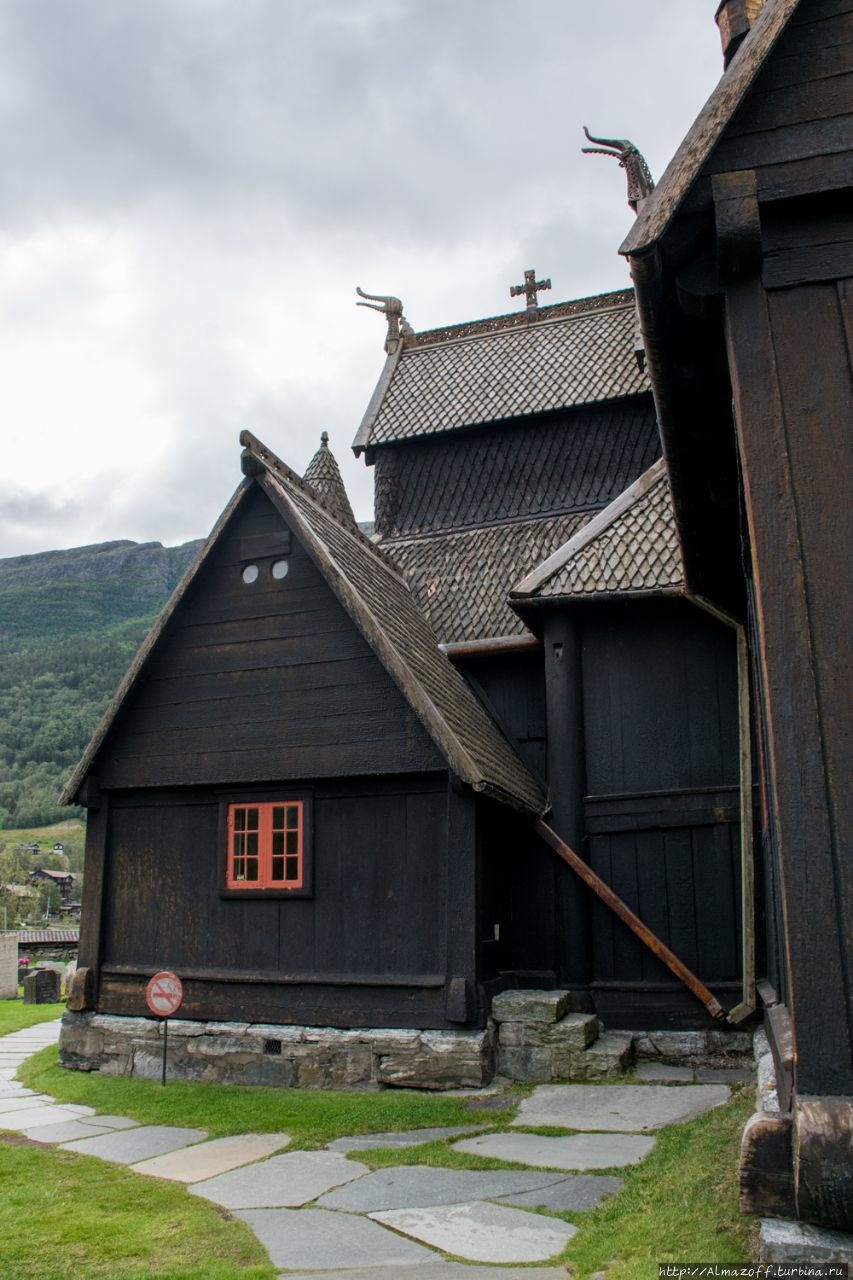 Деревянная церковь XII века Лом, Норвегия