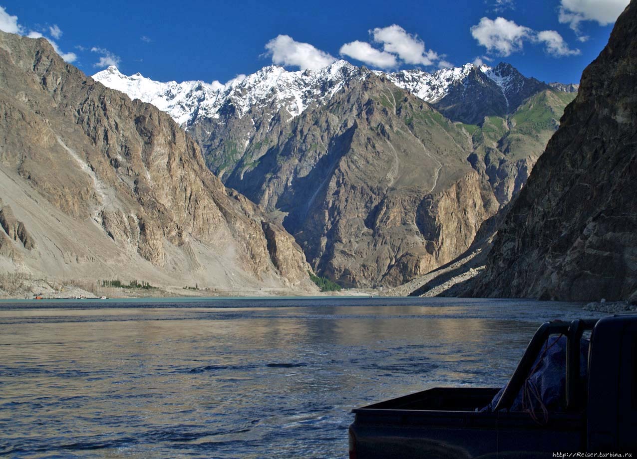Воспоминание о плавании по Аттабадскому озеру в Гималаях Каримабад, Пакистан