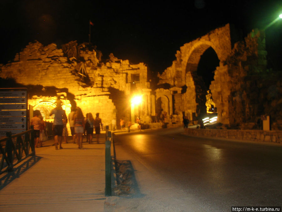 Монументальные ворота Сиде, Турция