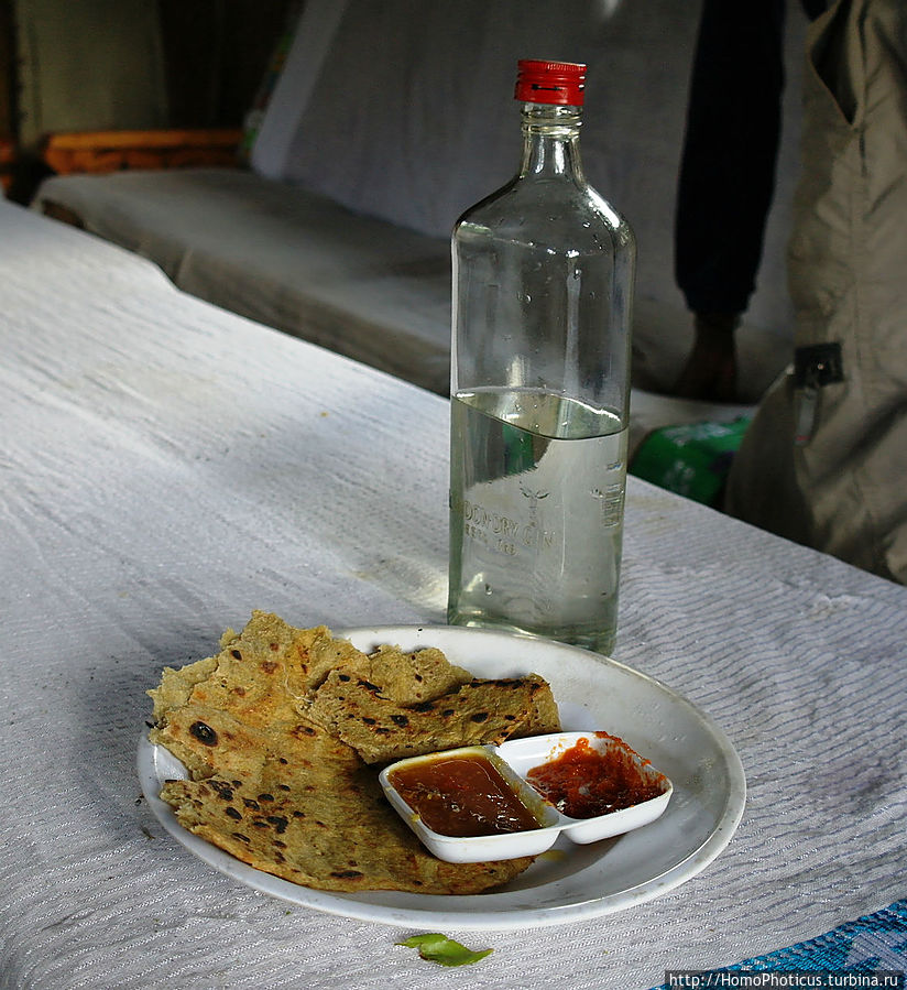 Лепешки с соусом и самогоном Ченча, Эфиопия