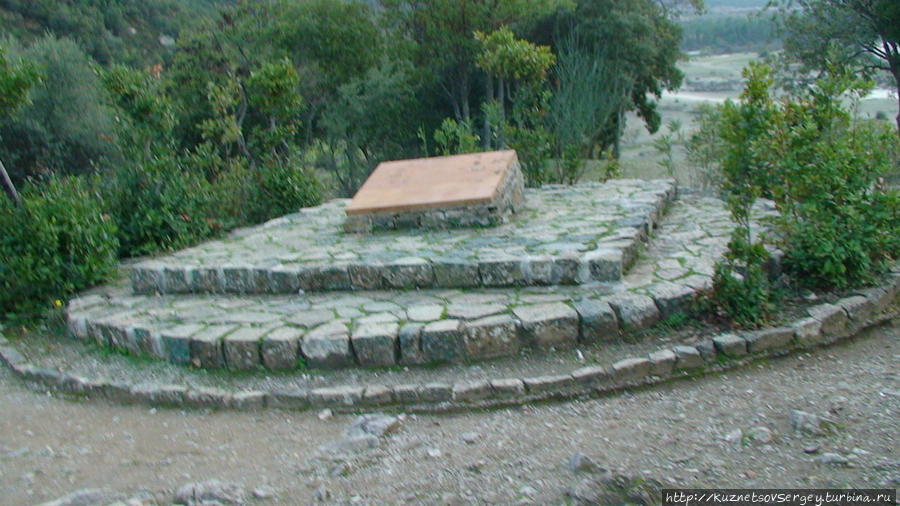 Памятный камень, обозначающий место Фермопильской битвы Греция