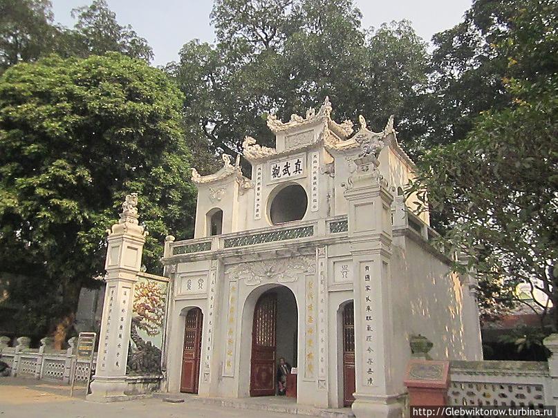 Ханой. Храм около озера Truc Bach Ханой, Вьетнам