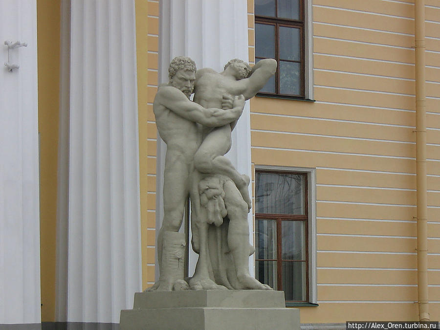 Скульптура «Геркулес, удушающий Антея». Скульптор С. С. Пименов.