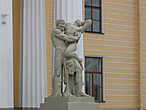 Скульптура «Геркулес, удушающий Антея». Скульптор С. С. Пименов.