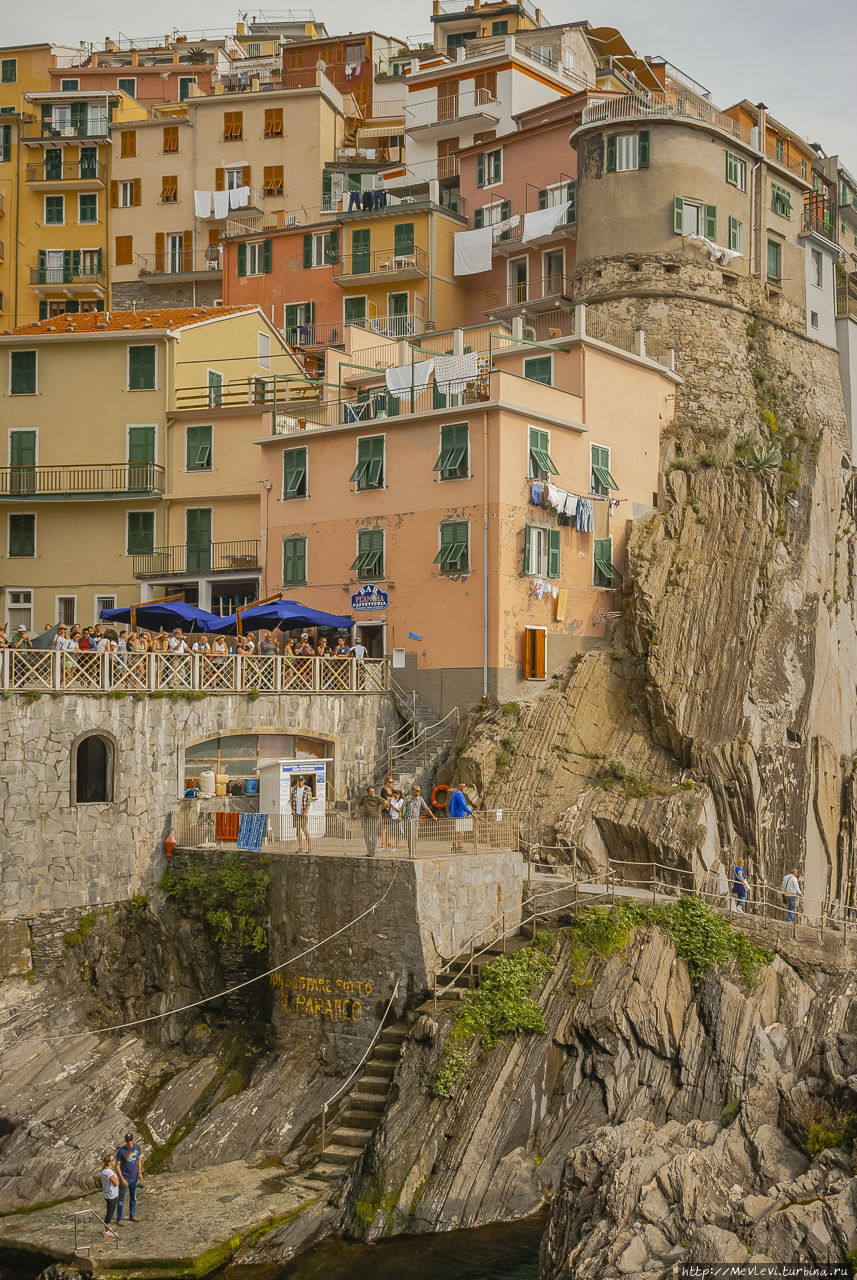 Город на скале Манарола, Италия