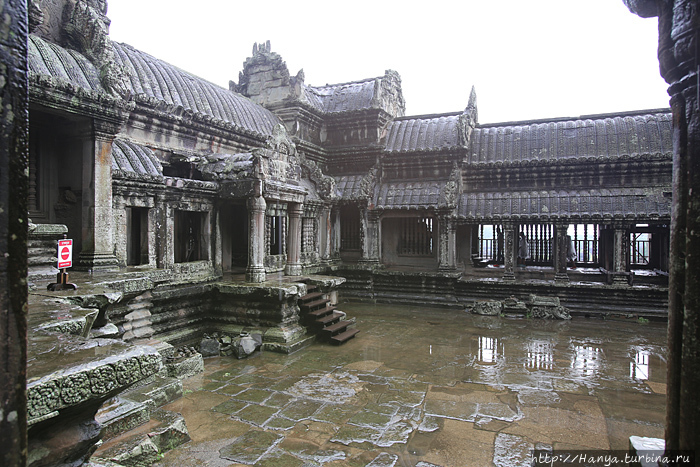 Иногда внутренние дворики первого уровня закрываются для доступа туристов, чтобы монахи могли без прерывания помолиться Будде