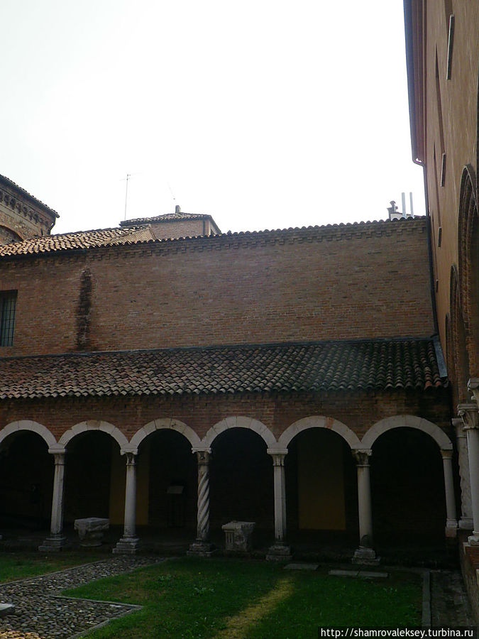 внутренний двор монастыря при церкви San Romano Феррара, Италия