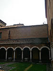 внутренний двор монастыря при церкви San Romano