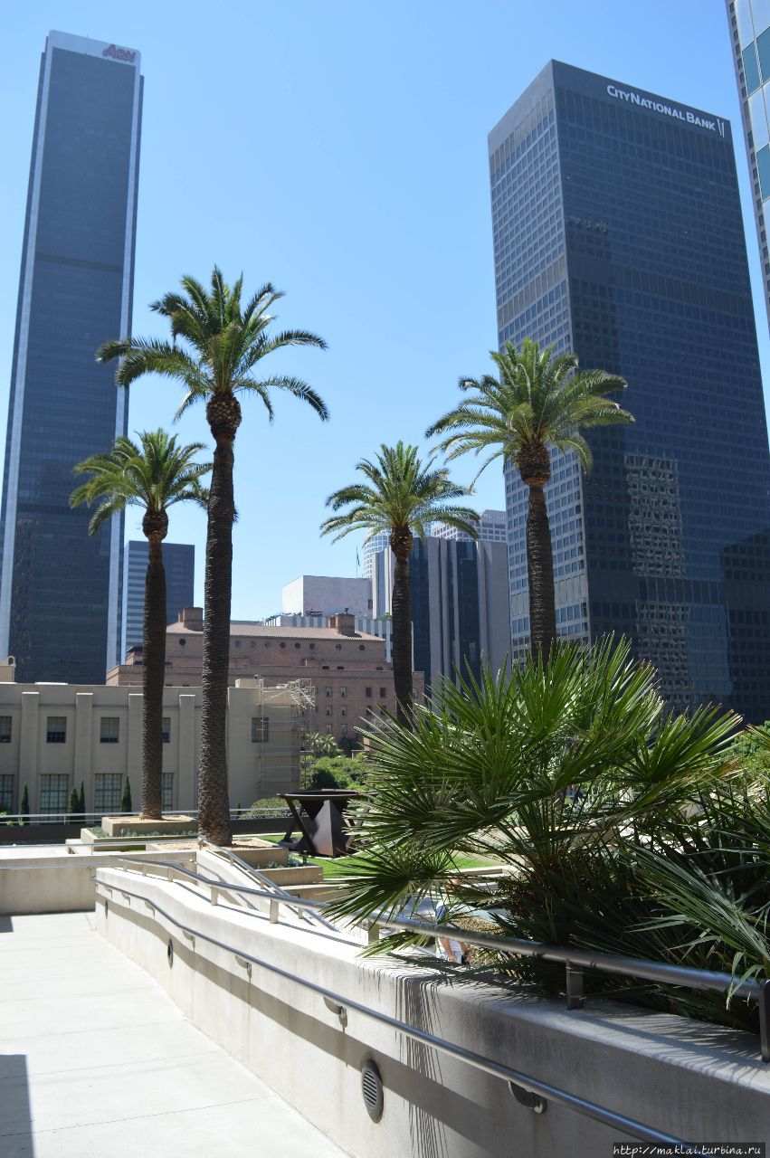 Слева — Aon Center, с 1972 по 1989 годы — самое высокое здание в LA (262 метра). Лос-Анжелес, CША