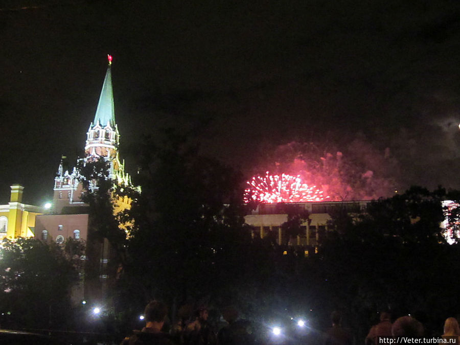 Проходит секунд тридцать — красную площадь озаряет праздничный Салют. Москва, Россия