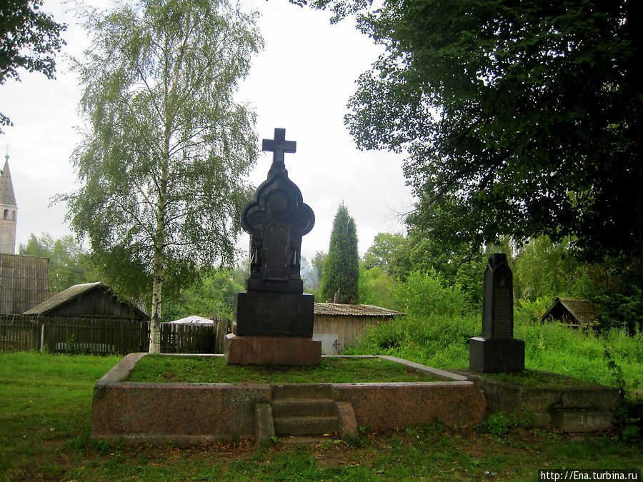 Чудом сохранившееся старинное кладбище у церкви Успения Богородицы Вятское, Россия