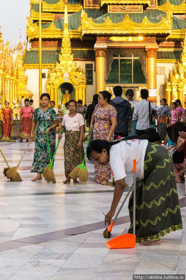 Ритуал уборки по-Шведагонски Янгон, Мьянма