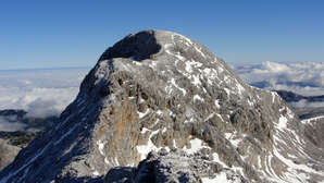 Хребет, рассекающий ледник Дахштайн.
Вон на том пупыре я был