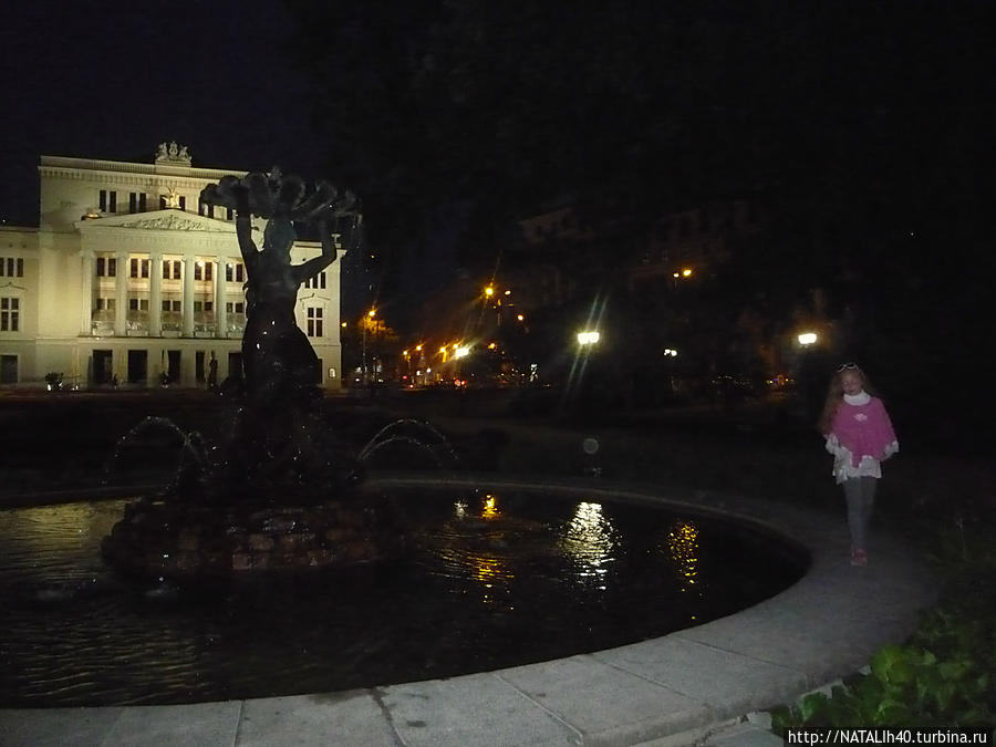 Ночь,улица,фонарь....и музыкант Рига, Латвия