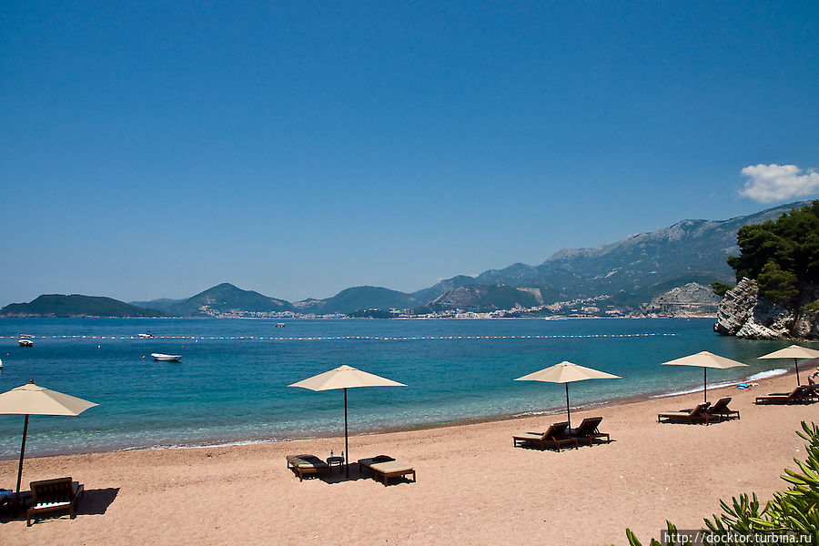 С одной стороны от Стефана пляж для гостей отеля, как правило пустой ... Будва, Черногория