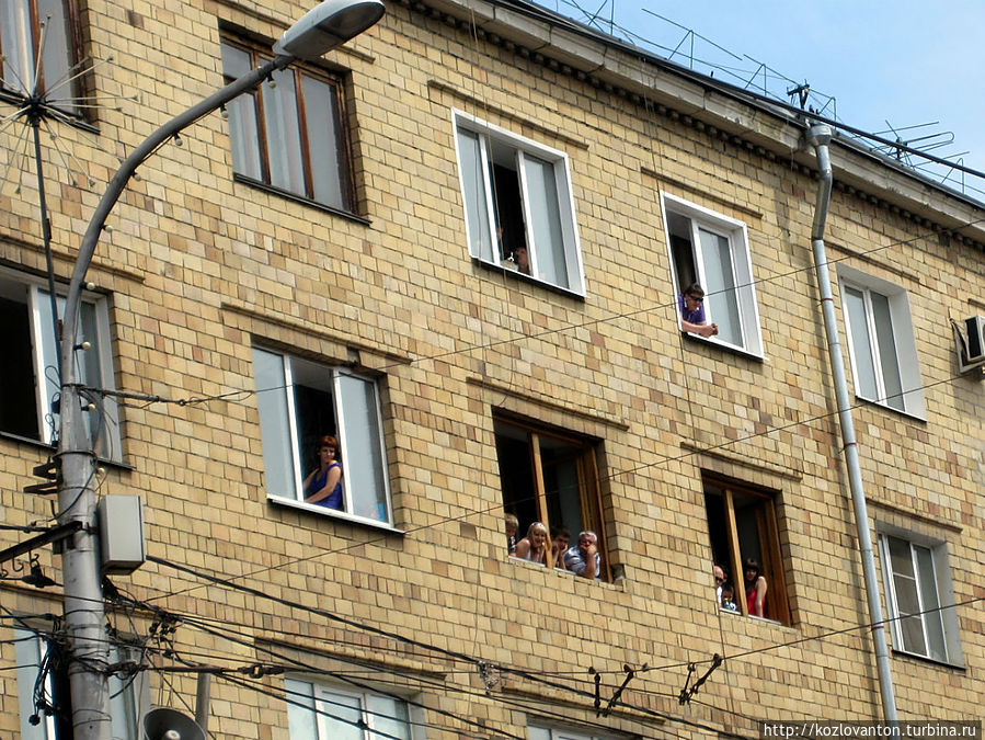 VIP — ложи карнавала были устроены в окнах и на балконах многих домов на проспекте Мира.