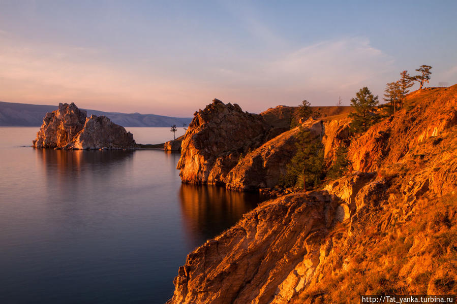 Берег залит красивым закатным светом Остров Ольхон, Россия