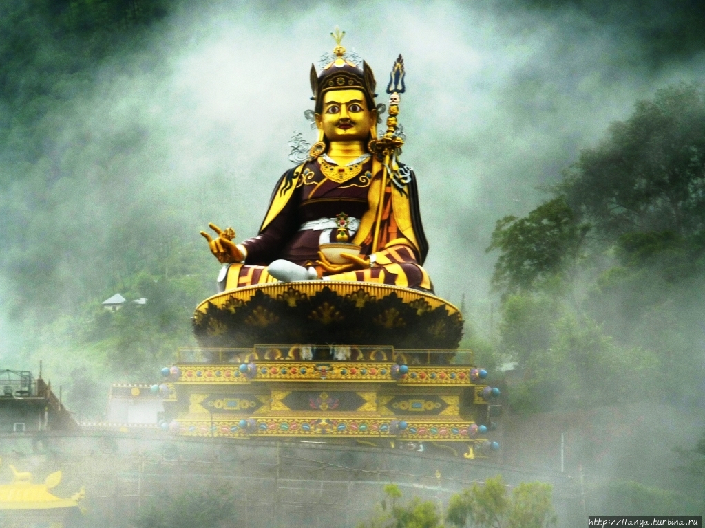 Статуя Падмасамбхавы высотой 37,5 м на озере Ревалсар, Химачал-Прадеш, Северная Индия. Из интернета Бутан
