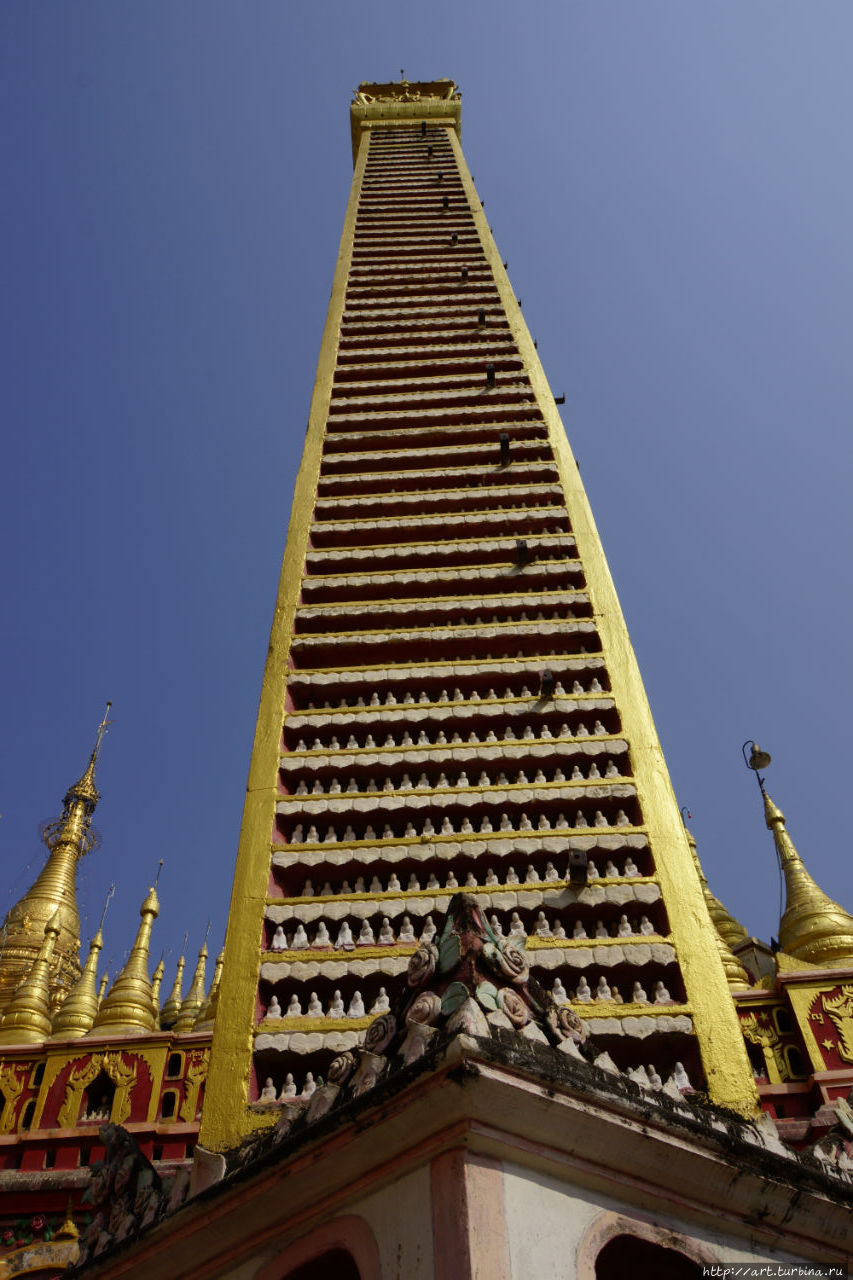 Его окружают многочисленные башни и башенки, в которых уютно разместились тысячи и тысячи Будд. Монива, Мьянма