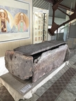 один из саркофагов, обнаруженных при раскопках на месте собора 12 века.