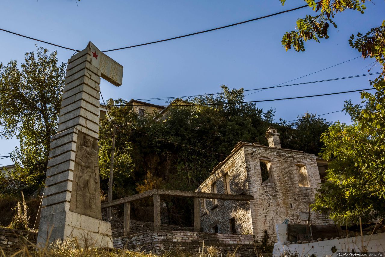 Очередной памятник партизанам Гирокастра, Албания
