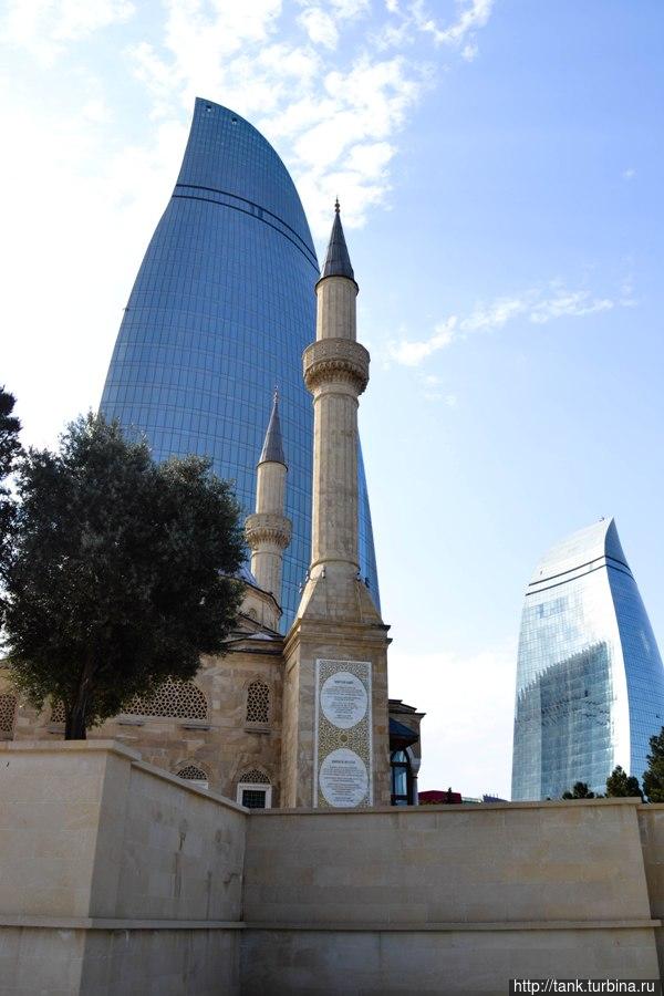 Контраст изящных минаретов и современного здания из стекла и металла, для меня стал поистине олицетворением современного Баку, города в котором гармонично переплелись старина восточной архитектуры и невероятные объекты современности. Баку, Азербайджан