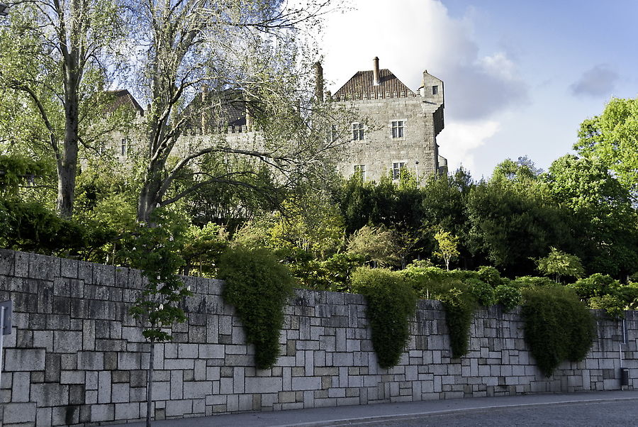 Подождите, такая огромная стена и ни строчки граффити? А это точно Португалия?