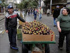 На одной из центральных улиц тоже можно встретить лотки с экзотическими фруктами