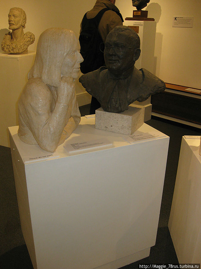 Шейла Стоун (куратор нортгемптонского музея до 2002 года) и Джеймс Рид (адвокат из Веллинборо) Нортхемптон, Великобритания