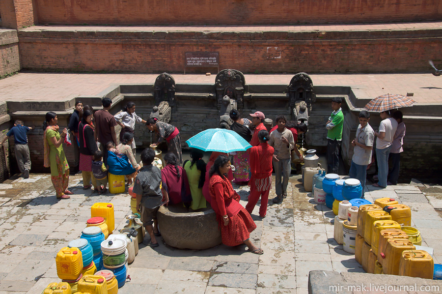 Местные жители набирают воду из древнего водопровода. Катманду, Непал