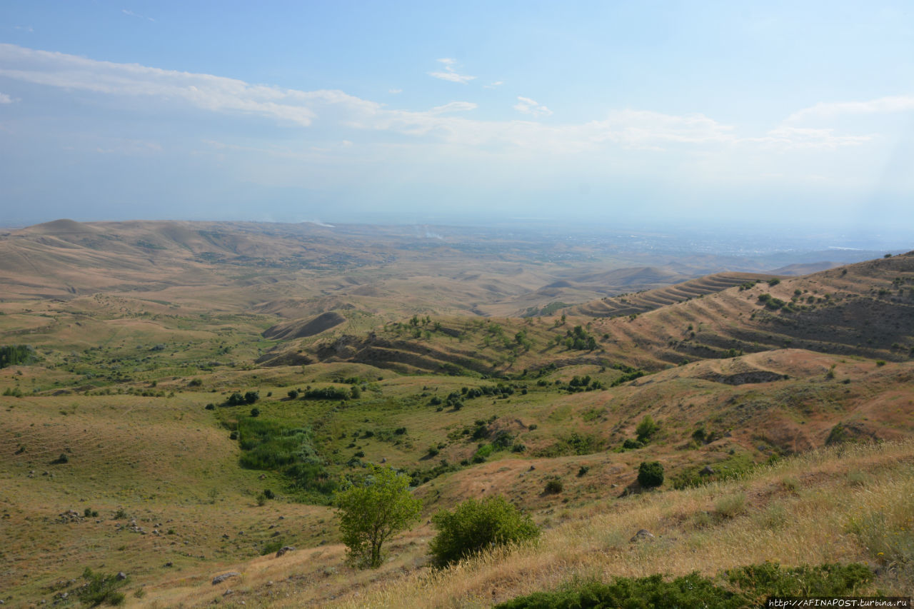 Арка Арарата — народный памятник поэту Егишу Чаренцу Гарни, Армения