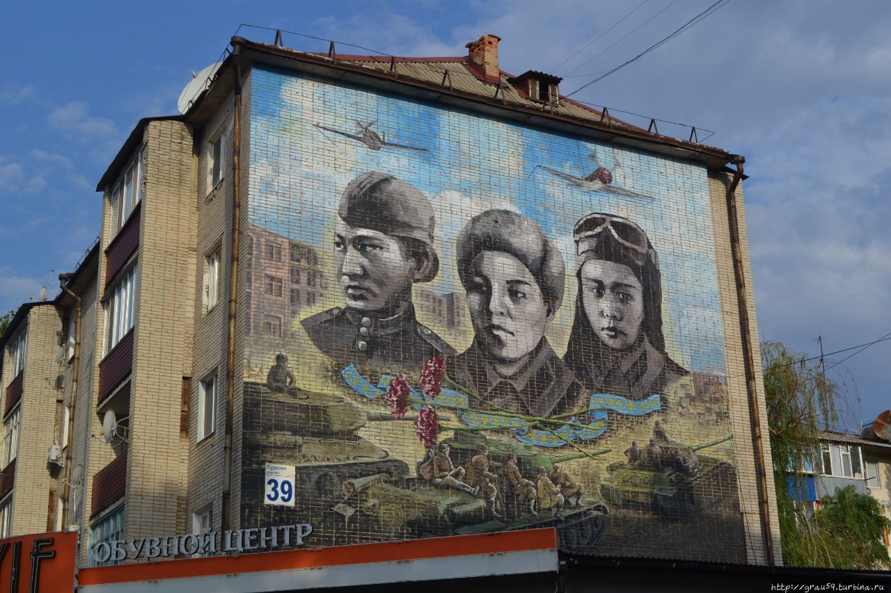 Граффити с изображением трех казахских героинь / Graffiti with the image of three Kazakh heroines
