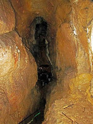 приходится все снимать со вспышкой