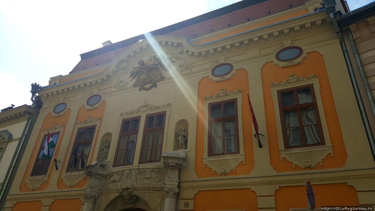 Но вообще старинные дома, конечно, ценны архитектурой и украшениями. Будапешт, Венгрия Но вообще старинные дома, конечно, ценны архитектурой и украшениями. Будапешт, Венгрия