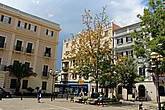 с противоположной стороны площади City Hall