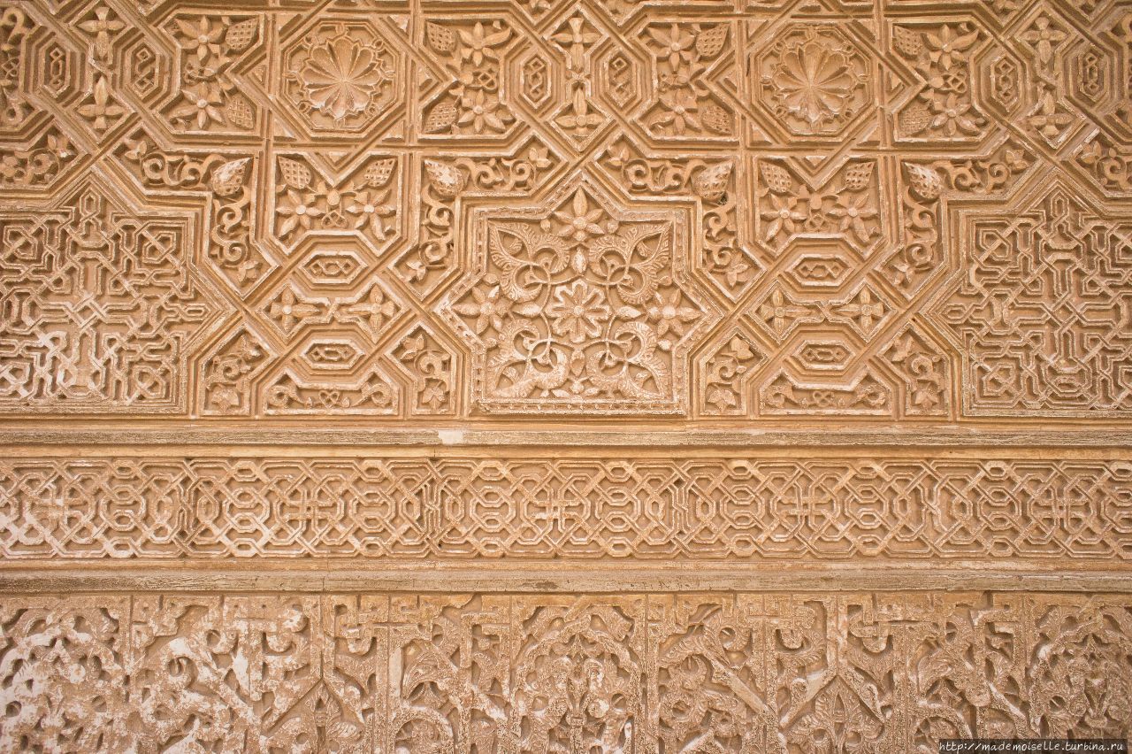 Мавританские узоры на стенах дворца в Альгамбре Испания