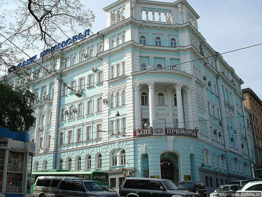 Банк «Приморье» — бывшее здание штаба Сибирской флотилии. Владивосток, Россия