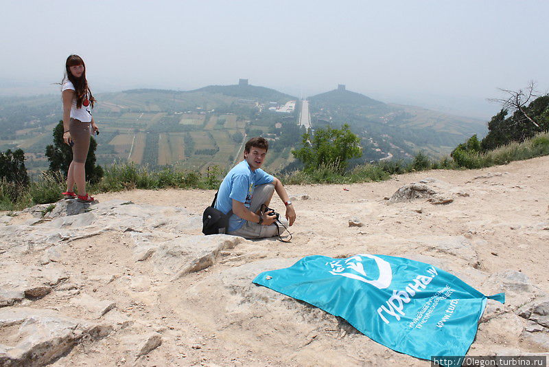 На вершине самой высокой пирамиды в мире с флагом Турбины Сиань, Китай