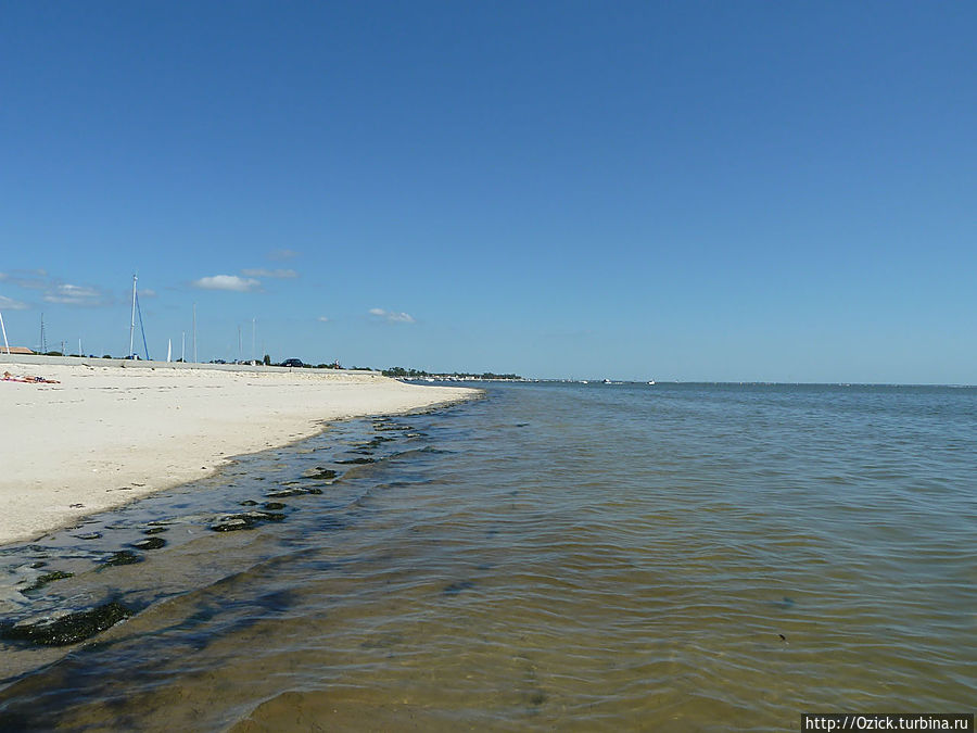 Синее море, белый кораблик Аркашон, Франция