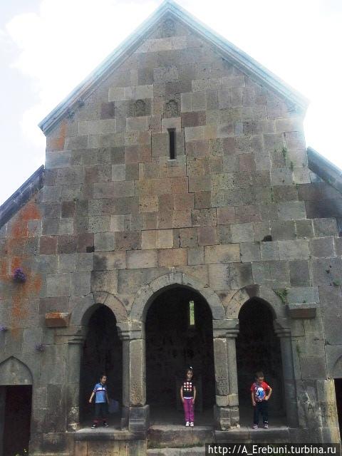Сурб Зорац — уникальная церковь для конного войска Алагяз, Армения