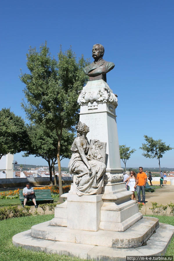 Памятник Francisco Barahona Эвора, Португалия