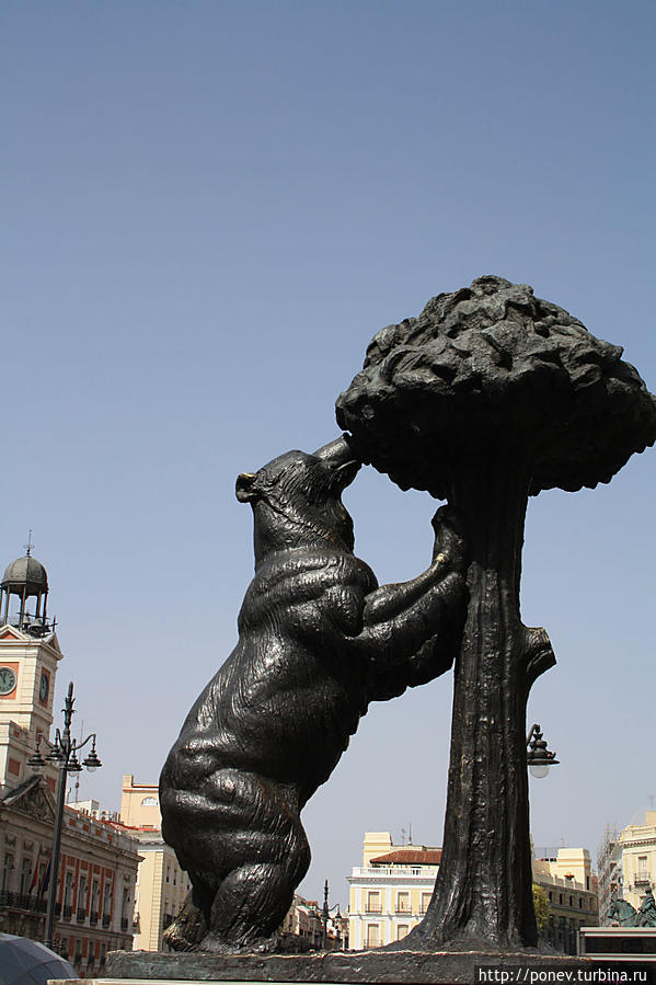 Символ Мадрида: медведь, поедающий землянику Мадрид, Испания