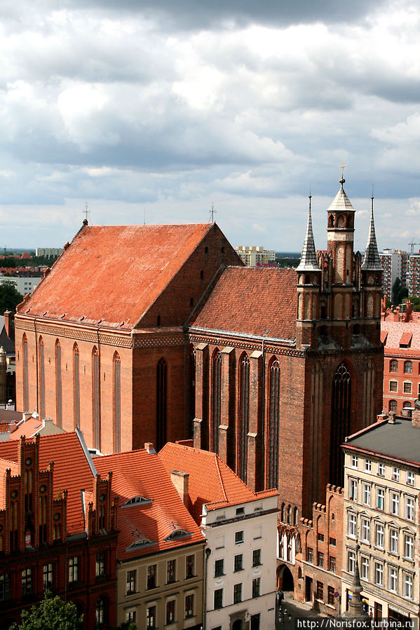 чуть правее поражает роскошным завершением восточного фасада костел Девы Марии, построенный монахами-францисканцами в 1270-1300 гг. Торунь, Польша