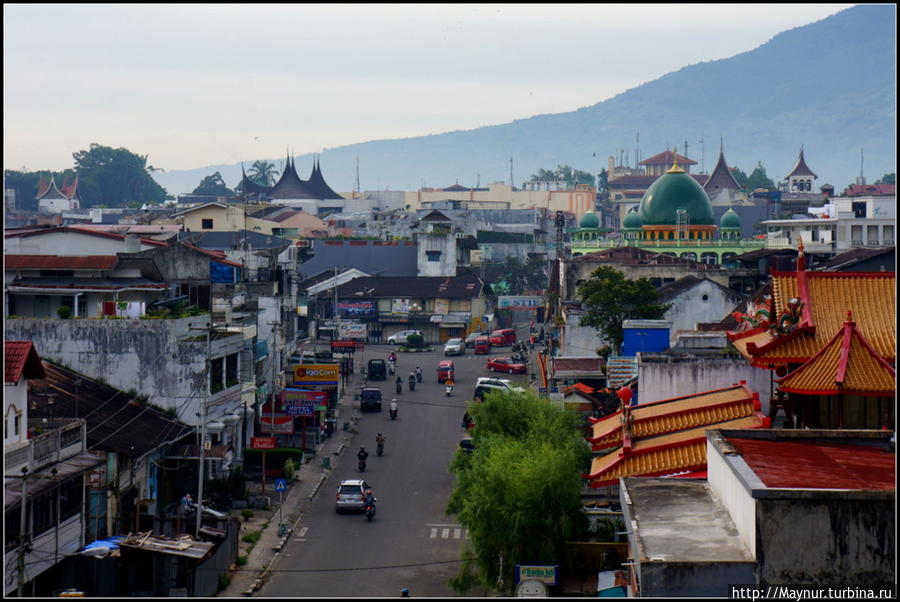 Вид   на  город  с  моста. Букиттинги, Индонезия