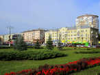 Завершается Комсомольский проспект просторной Комсомольской площадью.
