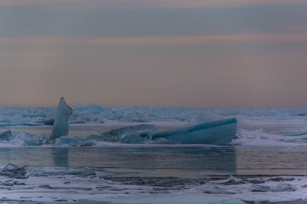 голубой лёд Байкала Хужир, остров Ольхон, Россия