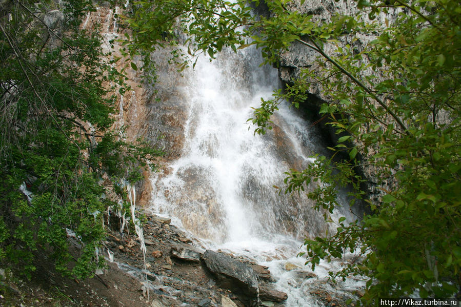 У подножия водопада сыро и прохладно Перевал Кату-Ярык, Россия