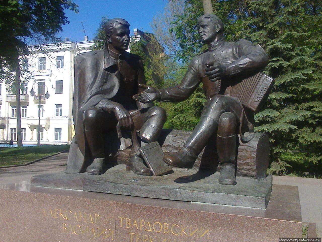 памятник А.Твардовскому и его главному лит. герою на площади Победы Смоленск, Россия